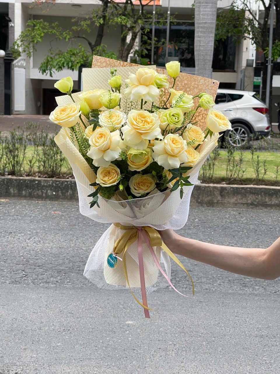BÓ HOA HỒNG VICTOR TONE VÀNG RỰC RỠ