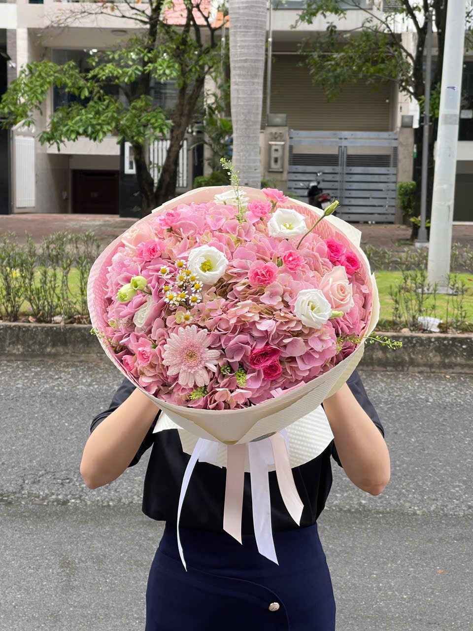 BÓ HOA CẨM TÚ CẦU MIX CÁT TƯỜNG NGỌT NGÀO