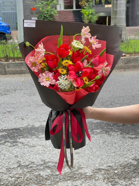 BÓ HOA TULIP ĐỎ MIX HOA CÚC VÀNG NHỤY NÂU